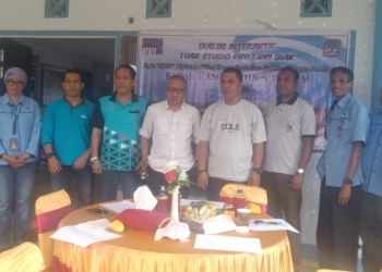 Foto bersama Kepala Dinas Pendidikan dan Kebudayaan Biak Numfor, Kamaruddin S.Pd usai dialog interaktif Ngopi Pendidikan dihalaman kantor dinas P dan K Biak Numfor. (FOTO ARSIP/RED)