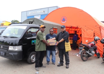 Pdam Jayapura Bantu Air Bersih dan AMDK Korban Kebakaran Pasar Phaara Sentani