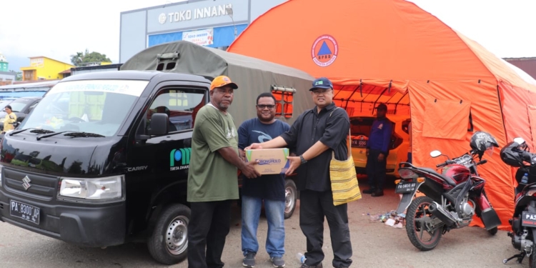 Pdam Jayapura Bantu Air Bersih dan AMDK Korban Kebakaran Pasar Phaara Sentani