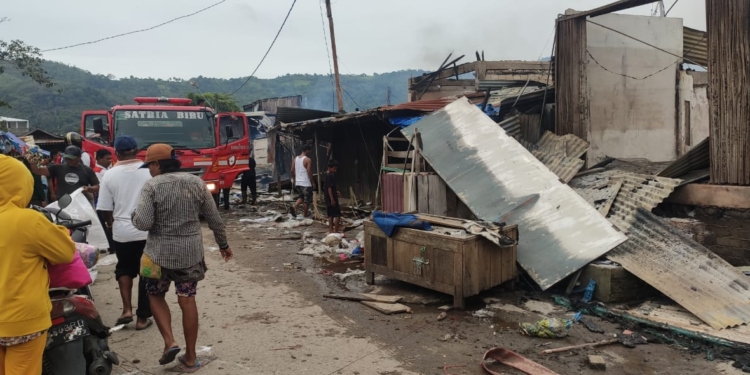 Setelah Hanguskan Ratusan Lapak Pasar Pharaa Sentani,  Si Jago Merah Beraksi Dipasar Youtefa Kotaraja