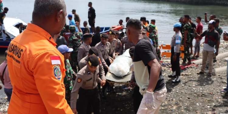 Dihantam Ombak Besar Diperairan Serui, Speedboat 14 Penumpang Tenggelam