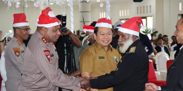 Kapolda Papua dan Jajaran Polres Papua Pegunungan Rayakan Natal Bersama Masyarakat di Wamena