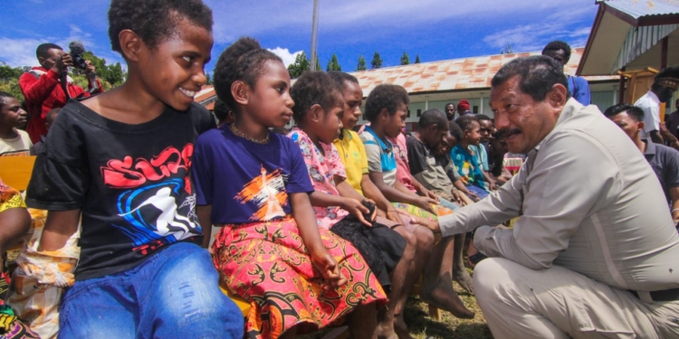 Dengar Langsung Asmara, Bupati Blusukan ke Distrik Asologaima