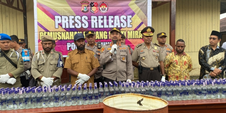 Polres Yahukimo Musnahkan Ratusan Botol Miras Pabrikan Hasil Razia