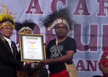 Bupati Biak Numfor Herry Aryo Naap saat menerima rekor muri sebagai inisiator penabuh tifa terbanyak. Dengan dijaga 7 jenderal yang bertugas di Biak Numfor, Bupati Herry Aryo Naap menegaskan investor tak perlu kuatir masalah kemaanan di kabupaten Biak Numfor.(FOTO ARSIP/RED)