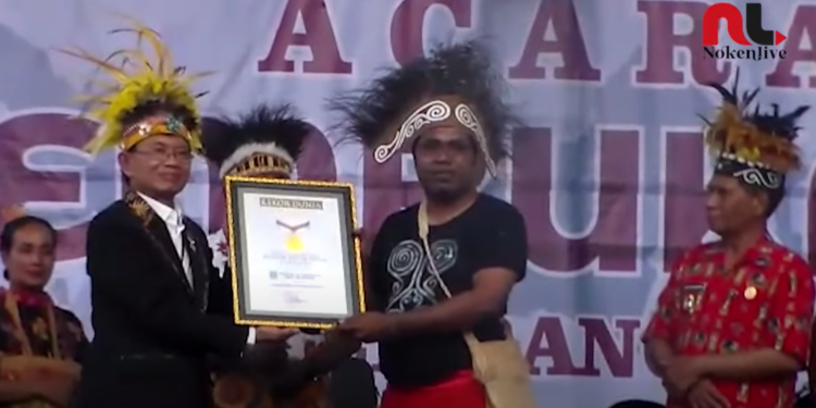 Bupati Biak Numfor Herry Aryo Naap saat menerima rekor muri sebagai inisiator penabuh tifa terbanyak. Dengan dijaga 7 jenderal yang bertugas di Biak Numfor, Bupati Herry Aryo Naap menegaskan investor tak perlu kuatir masalah kemaanan di kabupaten Biak Numfor.(FOTO ARSIP/RED)