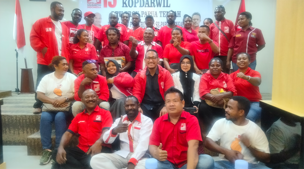 Foto ketua DPW PSI Papua Tengah, bro Nesco Wonda, S.Sos, M.Si, bersama ketua ketua dan pengurus DPD PSI 8 kabupaten se Papua Tengah usai konsolidasi di salah satu hotel di Nabire, Papua Tengah.(FOTO ANGKY PELLE)