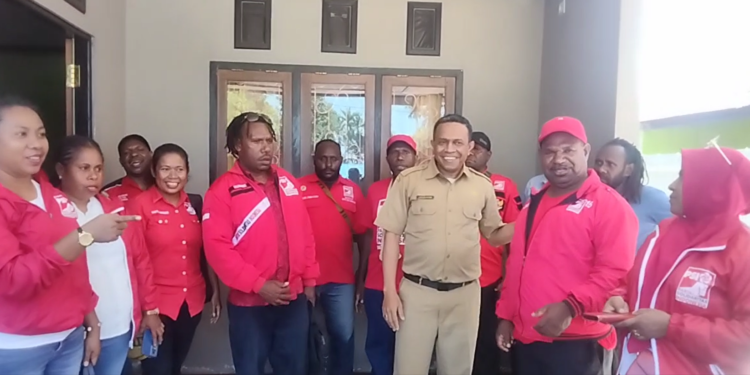 Kepala Kantor Badan Kesatuan Bangsa dan Politik (Kesbangpol) Provinsi Papua Tengah, Theopilus Yusan Ayomi saat menerima kedatangan Ketua DPW PSI Papua Tengah, bro Nesco Wonda, S.Sos, M.Si serta ketua, sekretaris dan pengurus DPD PSI 8 kabupaten se Papua Tengah guna penyerahan dokumen struktur pengurus DPW PSI di kantor Kebangpol.(FOTO ANGKY PELLE)