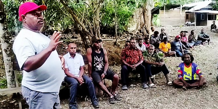 Ketua DPW Partai Solidaritas Indonesia (PSI) Papua Tengah bro Nesco Wonda, S.Sos, M.Si minta agar warga keluarga besar kampung Korwa, distrik Makimi, kabupaten Nabire, Papua Tengah untuk saling jaga kebersamaan dan kedamaian menjelang tahun politik ini. (FOTO ANGKY PELLE).