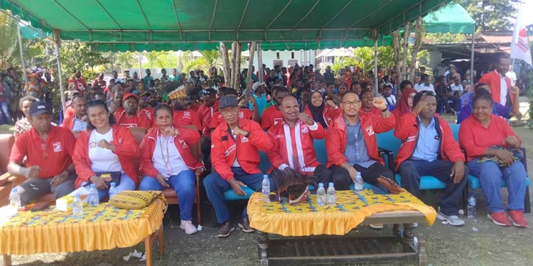 Tiba di Nabire, Bro Nesco Wonda Disambut Tradisi Injak Piring