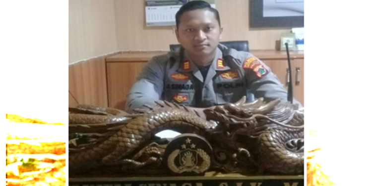 Kapolsek Jayapura Selatan (Japsel) AKP. Julkifli Sinaga, SIK M.H saat memberikan keterangan kepada wartawan nokenlive.com di ruang kerjanya.(FOTO ANDIKA PAMAN)