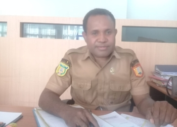 Kepala Seksi Data dan Informasi DPMPTSP Kota Jayapura, Jean Hendri Rumaropen saat memberikan keterangan kepada wartawan nokenlive.com diruang kerjanya Senin, (6/2/23).(FOTO ANDIKA PAMAN)