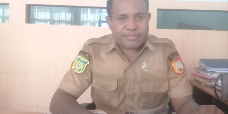 Kepala Seksi Data dan Informasi DPMPTSP Kota Jayapura, Jean Hendri Rumaropen saat memberikan keterangan kepada wartawan nokenlive.com diruang kerjanya Senin, (6/2/23).(FOTO ANDIKA PAMAN)