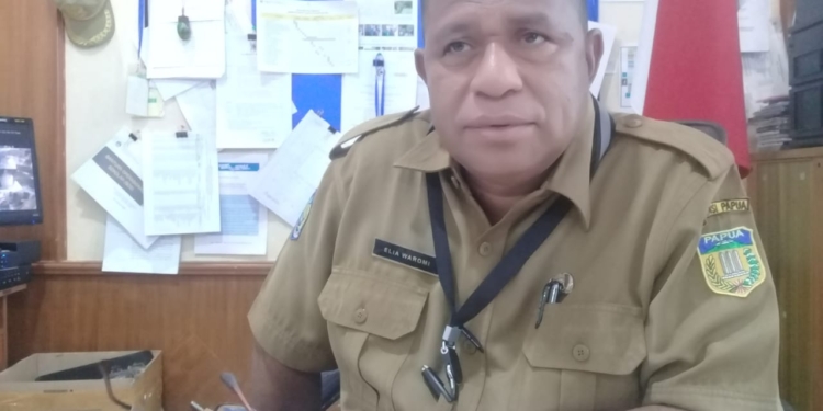 Kepala Sekolah SMKN 2 Jayapura, Elia Waromi saat memberikan keterangan kepada wartawan di ruang kerjanya. (FOTO ANDIKA PAMAN)