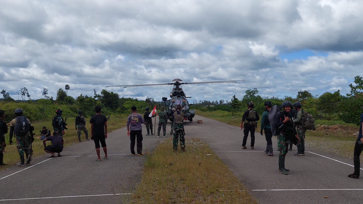 Aparat gabungan TNI/Polri berhasil evakuasi 15 warga sipil pekerja Puskesmas di Distrik Paro ke Kenyam, kabupaten Nduga, Papua Pegunungan, Rabu, (08/02/23). Aparat TNI/Polri evakuasi 15 warga sipil itu akibat mendapatkan ancaman dari kelompok krimnal bersenjata (KKB) pimpinan Egianus Kogoya.(FOTO HUMAS PENDAM XVII/CEND.)