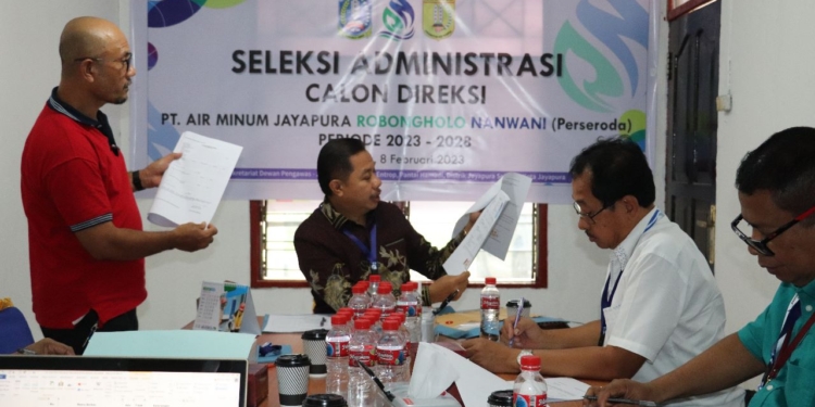 Ketua Pansel yang juga ketua dewan pengawas PT. Air Minum (AM) Jayapura Robongholo Nanwani (Perseroda), Dr. Ir. H. Rustan Saru, MM saat membacakan nama nama kandidat calon Direksi PT. AM Jayapura Robongholo Nanwani di ruang rapat Sekretariat Dewan Pengawas, Rabu (08/02/23). (FOTO ANDIKA PAMAN)