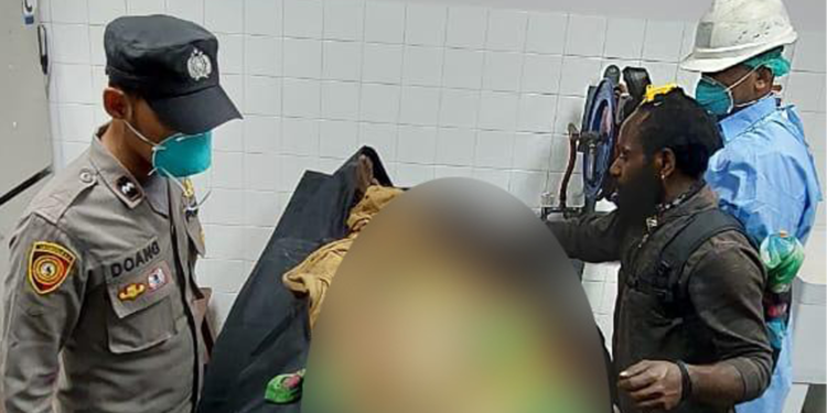 Korban meninggal dunia terbawa bajir di area PT Freepoert Indonesia inisial JM saat disemayamkam di rumah sakit Tembagapura.(FOTO HUMAS) Korban meninggal dunia terbawa bajir di area PT Freepoert Indonesia inisial JM saat disemayamkam di rumah sakit Tembagapura.(FOTO HUMAS)