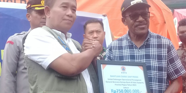 BNPB Pusat saat menyerahkan bantuan secara simbolis yang diterima Penjabat Walikota Jayapura Frans Pekey pasca gempa bumi 5,4 SR yang mengguncang kota Jayapura
