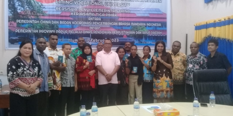 Kadis Pendidikan Provinsi Papua, Prostaius Lobya saat menyerahkan paspor kepada 6 orang mahasiswa Papua yang akan berangkat ke negeri tirai bambu, China tepatnya di Quanzhou, China untuk belajar bahasa mandarin di Liming Vocational University