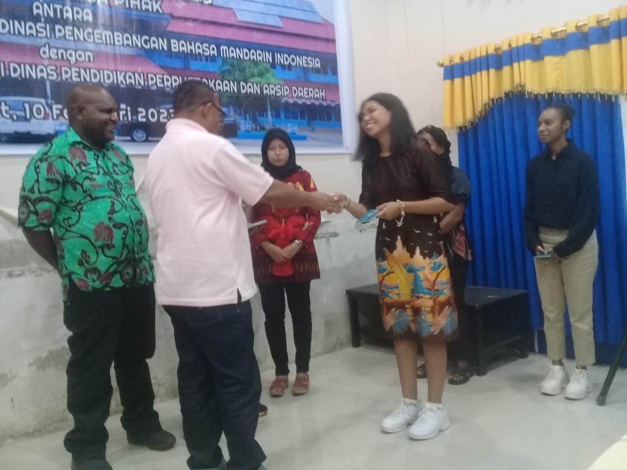 Kadis Pendidikan Provinsi Papua, Prostaius Lobya saat menyerahkan paspor kepada 6 orang mahasiswa Papua yang akan berangkat ke negeri tirai bambu, China tepatnya di Quanzhou, China untuk belajar bahasa mandarin di Liming Vocational University. (FOTO ANDIKA PAMAN)