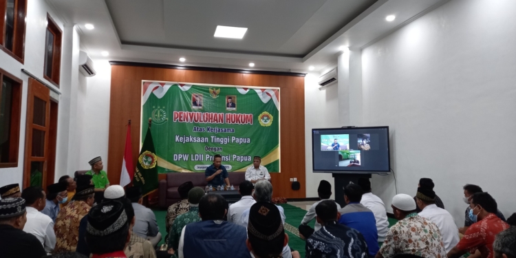 Kejaksaan Tinggi (Kejati) Papua saat penyuluhan hukum kepada pengurus Dewan Pimpinan Wilayah (DPW) Lembaga Dakwah Islam Indonesia (LDII) Provinsi aula DPW LDII Papua kompleks Masjid Al-Manshurin, jalan Maralek, Yabansai, distrik Heram, kota Jayapura