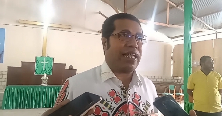 Ketua DPD PDIP Prov Papua, yang juga Bupati kabupaten Biak Numfor, Herry Aryo Naap S.Si.,M.Pd saat memberikan keterangan kepada sejumlah wartawan usai ibadah syukuran bersama jemaat GKI Harapan Abepura, kota Jayapura.(FOTO LISA R.)