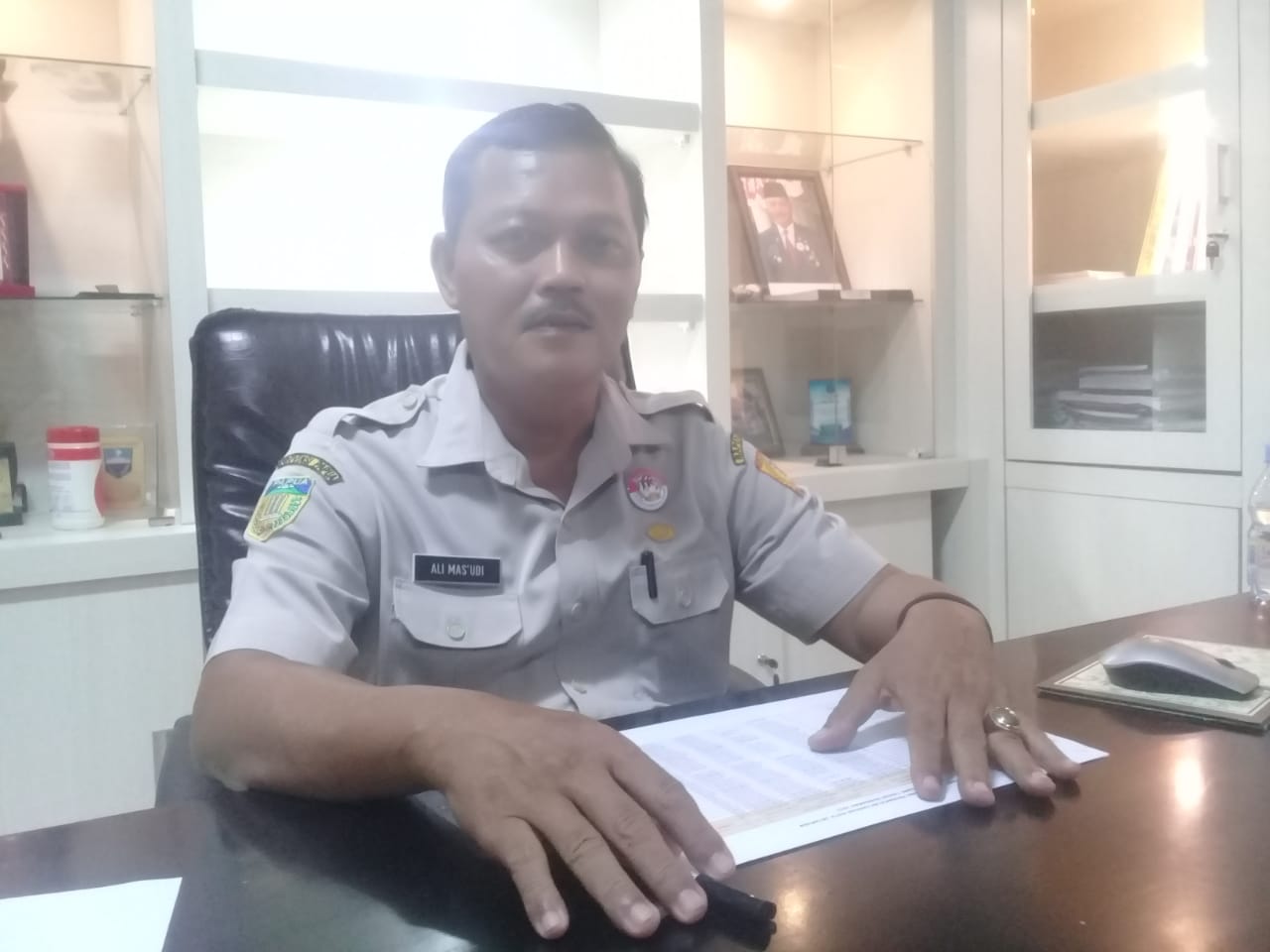 Plt. Kepala Bapenda Kota Jayapura, Ali Mas'udi ketika ditemui wartawan di ruang kerjanya, Selasa (14/02/23). (FOTO ANDIKA PAMAN)