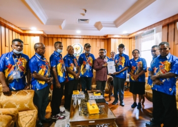Tim Peduli penanggulangan abrasi pantai pulau Bepondi saat menyerahkan dokumen permohonan kepada anggota DPD RI, Fillep Wamafma