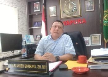 Kepala Kejaksaan Negeri Jayapura, Lukas Alexsander Sinuraya saat ditemui wartawan di ruang kerjanya