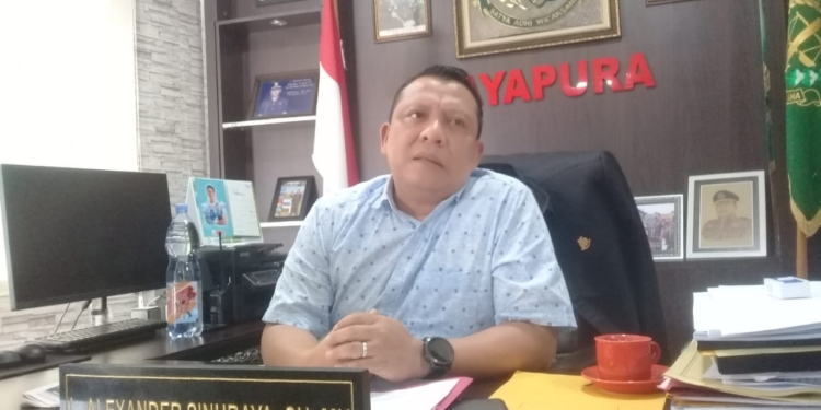 Kepala Kejaksaan Negeri Jayapura, Lukas Alexsander Sinuraya saat ditemui wartawan di ruang kerjanya