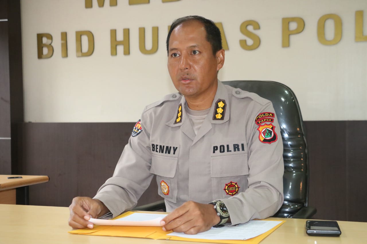Dua pelaku CH (35) dan FK (34) saat diamankan di Polda Papua bersama barang bukti berupa ratusan amunisi serta 8 karung narkoba ganja.(FOTO HUMAS)