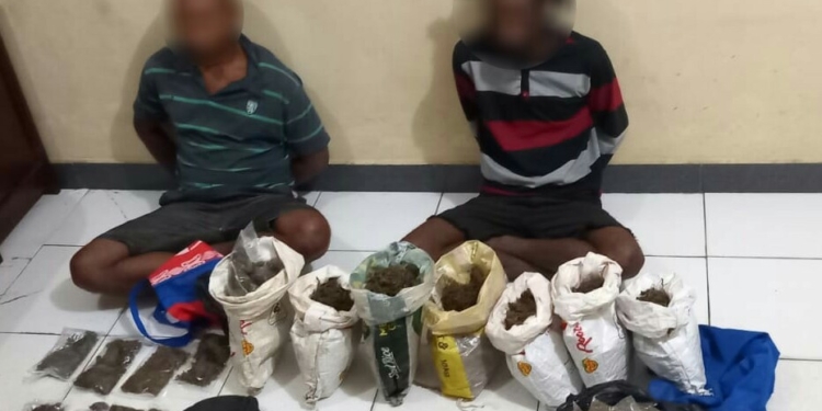 Dua pelaku CH (35) dan FK (34) saat diamankan di Polda Papua bersama barang bukti berupa ratusan amunisi serta 8 karung narkoba ganja.(FOTO HUMAS)