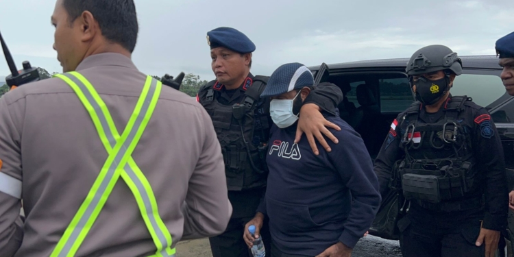 Bupati Mamberamo Tengah nonaktif, Ricky Ham Pagawak (RHP) saat akan diberangkatkan ke Jakarta guna pemeriksaan lebih lanjut oleh KPK