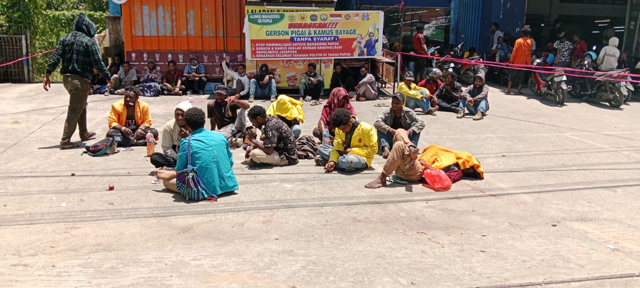 Puluhan mahasiswa saat melakukan aksi bisu didepan pengadilan negeri Jayapura saat sidang Viktor F Yeimo atas kasus rasisme yang terjadi tahun 2019 silam.