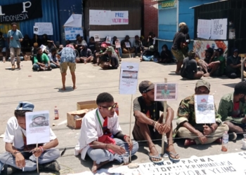 Puluhan mahasiswa saat melakukan aksi bisu didepan pengadilan negeri Jayapura saat sidang Viktor F Yeimo atas kasus rasisme yang terjadi tahun 2019 silam.(FOTO TIMOTIUS BOMA)