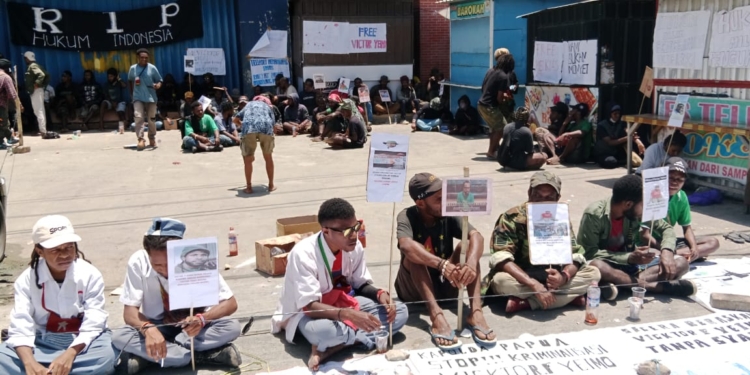 Puluhan mahasiswa saat melakukan aksi bisu didepan pengadilan negeri Jayapura saat sidang Viktor F Yeimo atas kasus rasisme yang terjadi tahun 2019 silam.(FOTO TIMOTIUS BOMA)