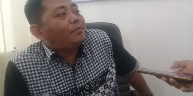 Kepala Penerangan Hukum Kejati Papua, Aguwani saat memberikan keterangan pers kepada sejumlah awak media diruang kerjanya.(FOTO ANDIKA PAMAN)