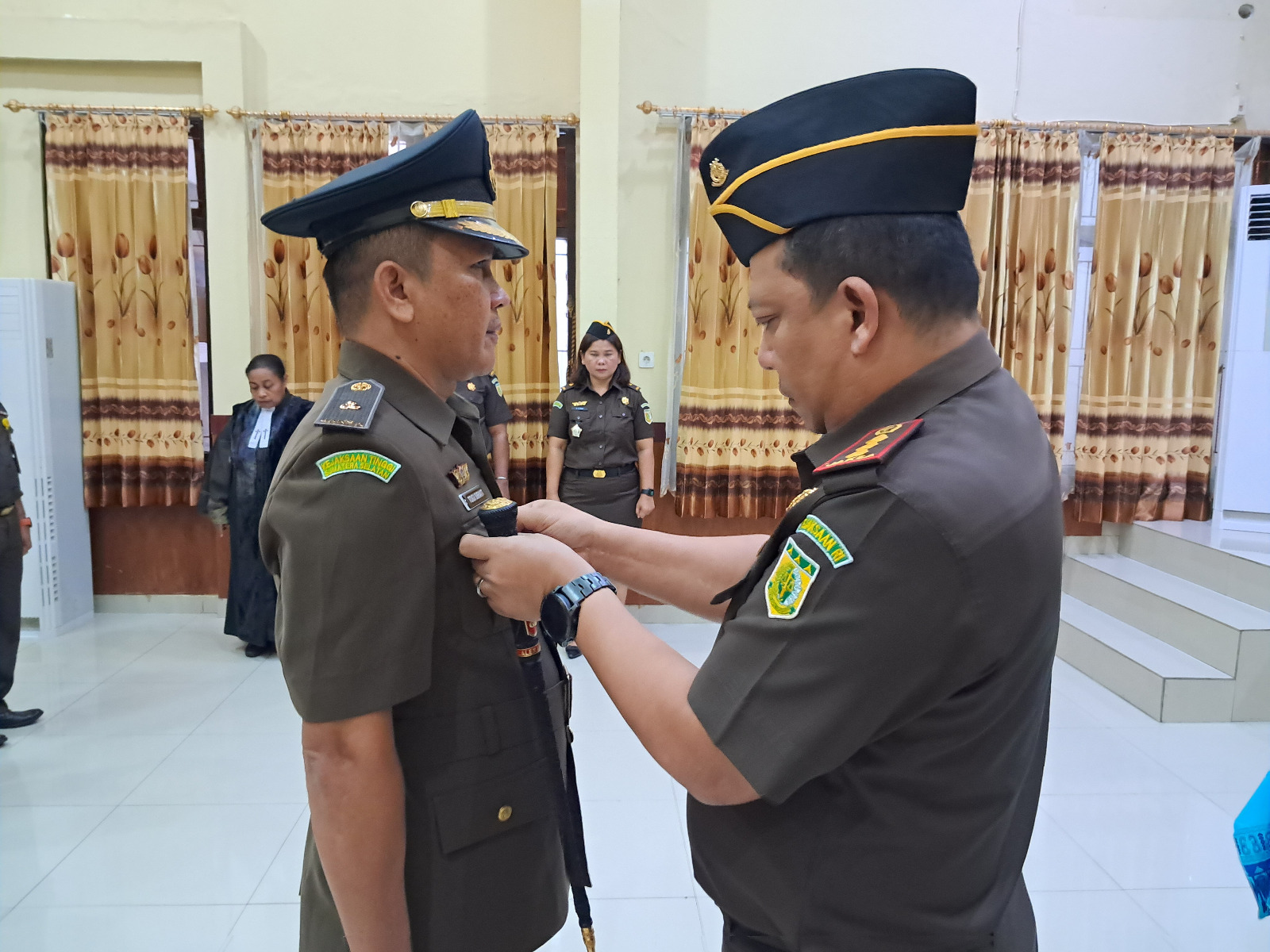 Kepala Kejari Jayapura, Lukas Alexander Sinuraya saat melantik dan mengambil sunpah janji jabatan kepada Togi Hamonangan Sirait (THS) sebagai Kepala Seksi Intelejen Kejari Jayapura.(FOTO ANDIKA PAMAN)