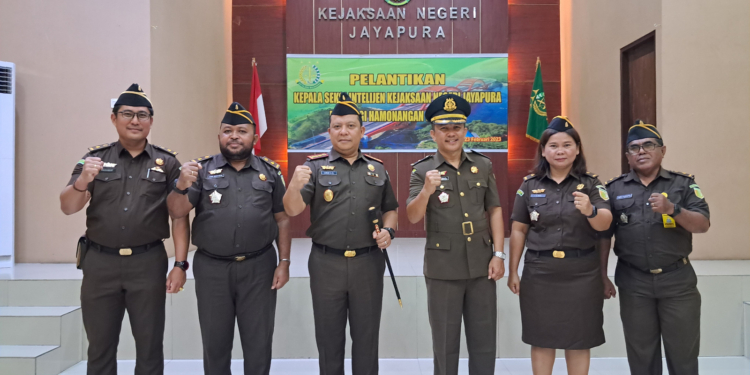 Foto bersama Kepala Kejaksaan Negeri (Kejari) Jayapura, Lukas Alexander Sinuraya usai melantik dan mengambil sunpah janji jabatan kepada Togi Hamonangan Sirait (THS) sebagai Kepala Seksi Intelejen Kejari Jayapura. (FOTO ANDIKA PAMAN)
