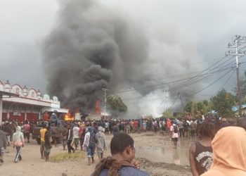 Foto pasca kerusuhan yang dipicu adanya isu penculikan anak di kampung Yomaima, distrik Napua, Wamena, kabupaten Jayawijaya, Papua Pegunungan, Kamis, (23/02/23) lalu. Kabid Humas Polda Papua mengungkapkan saat ini situasi kota Wamena sudah kondusif, namun sebagain warga masih tinggal di pengusian di Polres Jayawijaya dan Kodim Wamena.(FOTO ARSIP/RED)