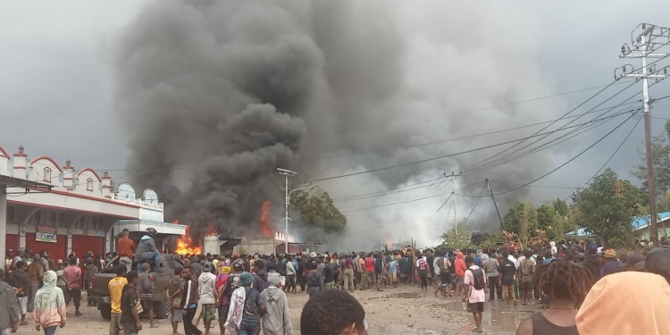 Foto pasca kerusuhan yang dipicu adanya isu penculikan anak di kampung Yomaima, distrik Napua, Wamena, kabupaten Jayawijaya, Papua Pegunungan, Kamis, (23/02/23) lalu. Kabid Humas Polda Papua mengungkapkan saat ini situasi kota Wamena sudah kondusif, namun sebagain warga masih tinggal di pengusian di Polres Jayawijaya dan Kodim Wamena.(FOTO ARSIP/RED)