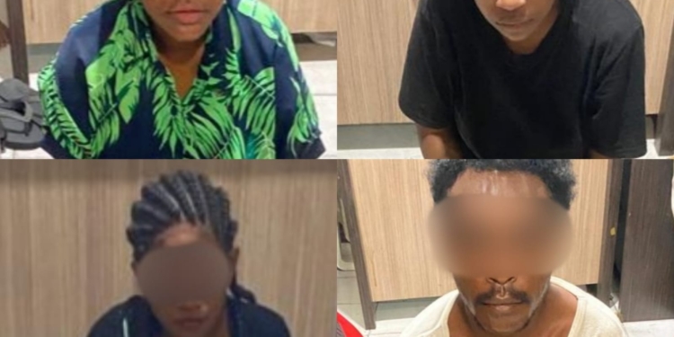 Empat pelaku (tiga wanita muda dan satu pria) yang kedapatan membawa narkoba ganja saat diamankan Tim Opsnal Sat Narkoba Polresta Jayapura Kota di Polresta Jayapura Kota untuk dilakukan pemeriksaan lebih lanjut terkait ratusan plastik berisikan narkoba ganja. (FOTO HUMAS)