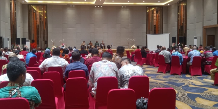 Kunker Komisi I DPR RI, Yan Permenas Mandenas saat dialog evaluasi implementasi UU Otsus Papua nomor 2 tahun 2021 bersama pemerintah daerah , tokoh adat, tokoh pemuda, tokoh agama, tokoh perempuan, Forkopimda, dan Kapolres Biak Numfor, lurah, camat, kepala kampung digedung KSL Biak