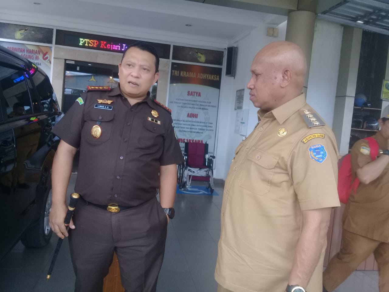 Kepala Kejaksaan Nageri (Kejari) Jayapura, Lukas Alexander Sinuraya saat berbincang – bincang dengan Penjabat Bupati Sarmi, Markus Mansnembra disela sela penyerahaan aset milik Pemkab Sarmi melalui program pemulihan aset.(FOTO ANDIKA PAMAN)