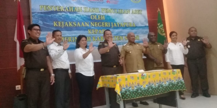 Kepala Kejaksaan Nageri (Kejari) Jayapura, Lukas Alexander Sinuraya saat berbincang – bincang dengan Penjabat Bupati Sarmi, Markus Mansnembra disela sela penyerahaan aset milik Pemkab Sarmi melalui program pemulihan aset.(FOTO ANDIKA PAMAN)