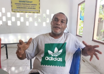 Ketua DPD Partai Golkar Kabupaten Jayapura, Yanto Eluay saat memberikan keterangan kepada wartawan di Sentani, kabupaten Jayapura. Ia bertekad akan mengebalikan kejayaan partai Golkar di kabupaten Jayapura.(FOTO HANS PALEN)