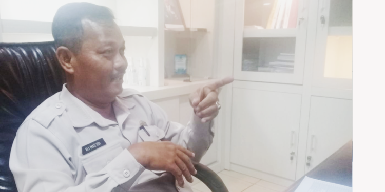Pelaksana Tugas Kepala Badan Pendapatan Daerah (Bapenda) Kota Jayapura, Ali Mas Udi saat memberikan keterangan kepada wartawan nokenlave.com di ruang kerjanya. Guna meningkatkan PAD Kota Jayapura, pihaknya akan mengoptimalkan pendapatan melalui galian golongan C.(FOTO ANDIKA PAMAN)