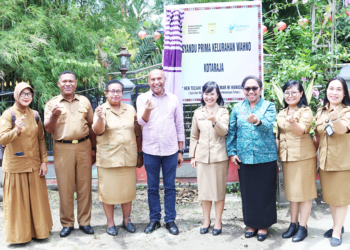 Tenaga Ahli Kementerian Sosial Bidang Rehabiltasi Sosial, Dr. Drs. Benhur Tomi Mano, MM (BTM) saat foto bersama disela sela pencanangan Posyandu Prima Kota Jayapura. Ia mengatakan target pemerintah pusat melalui Presiden RI Joko Widodo adalah menekan angka stunting hingga dibawah 14 persen pada 2024 di seluruh nusantara. (FOTO IST/RED)