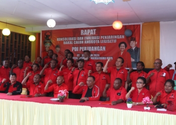 Ketua Badan Pemenangan Pemilu (Bapilu) DPD PDI Perjuangan Provinsi Papua, Dr. Benhur Tomi Mano, MM (BTM) bersama sejumlah pengurus melakukan rapat konsolidasi dan evaluasi penjaringan bakal calon anggota legislative yang di selenggarakan di kabupaten Sarmi. Konsolisasi DPD PDIP di kabupaten Sarmi juga diikuti pengurus DPC PDIP kabupaten Mamberamo Raya.(FOTO IST/RED)