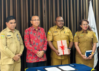 Foto bersama Kepala BPK RI Perwakilan Papua, Penjabat Sekda Kota Jayapura, Robby Kepas Awi didampingi Kepala BPKAD Kota Jayapura, Desy Yanti Wanggai dan Kepala Inspektorat Kota Jayapura Muchilis Karim saat penyerahan LKPD TA 2022 di kantor BPK RI Perwakilan Papua.(FOTO ANDIKA PAMAN)
